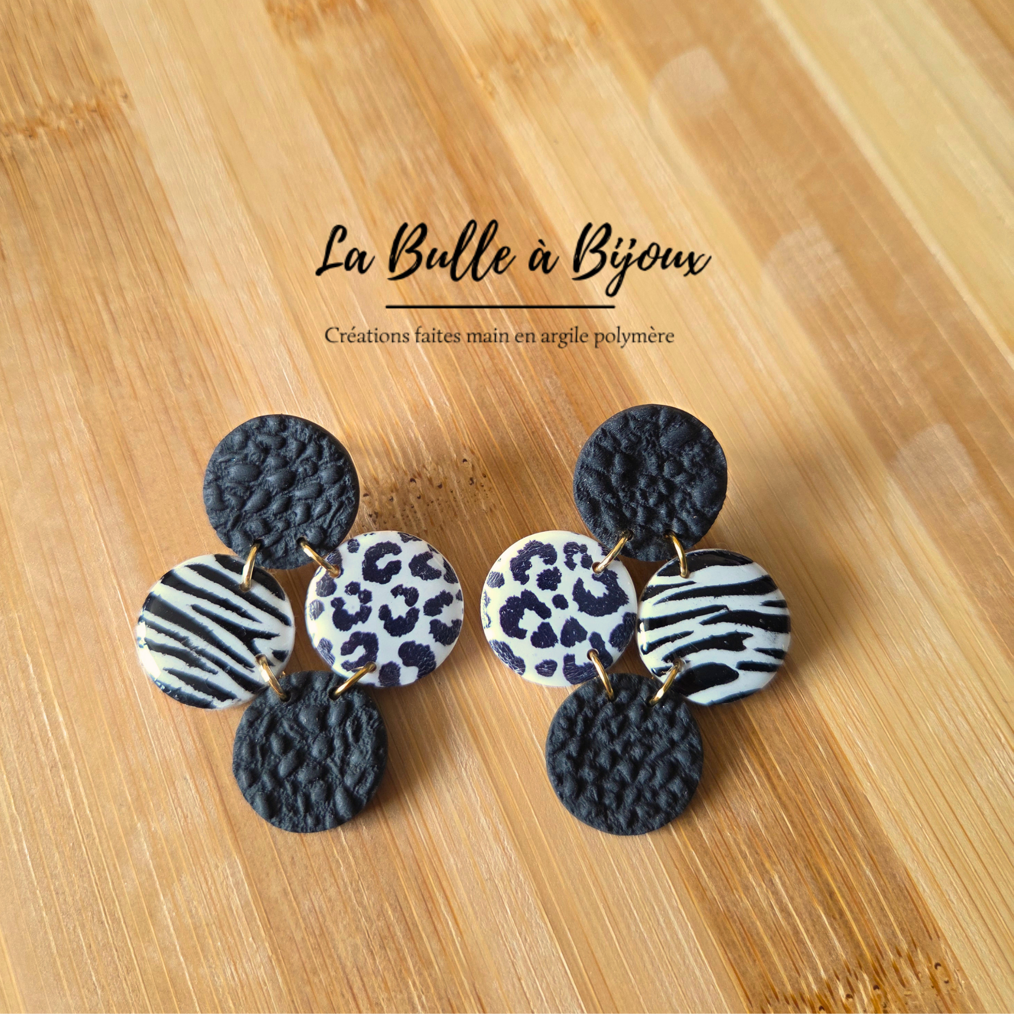 boucle oreille forme losange 4 cercles imprimés différents hauteur 5 cm noir et imprimé animal zèbre et léopard noir fond blanc