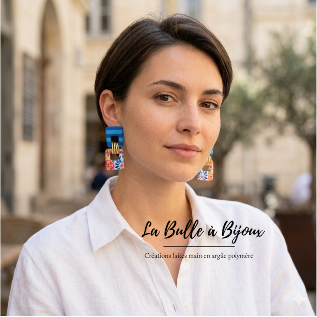 deux trapèzes évidés inversés rayures bleu royal et bleu clair en haut imprimé carreaux de ciment en bas reliés par 3 anneaux de jonction acier inoxydable effet martelé couleur or photo portée