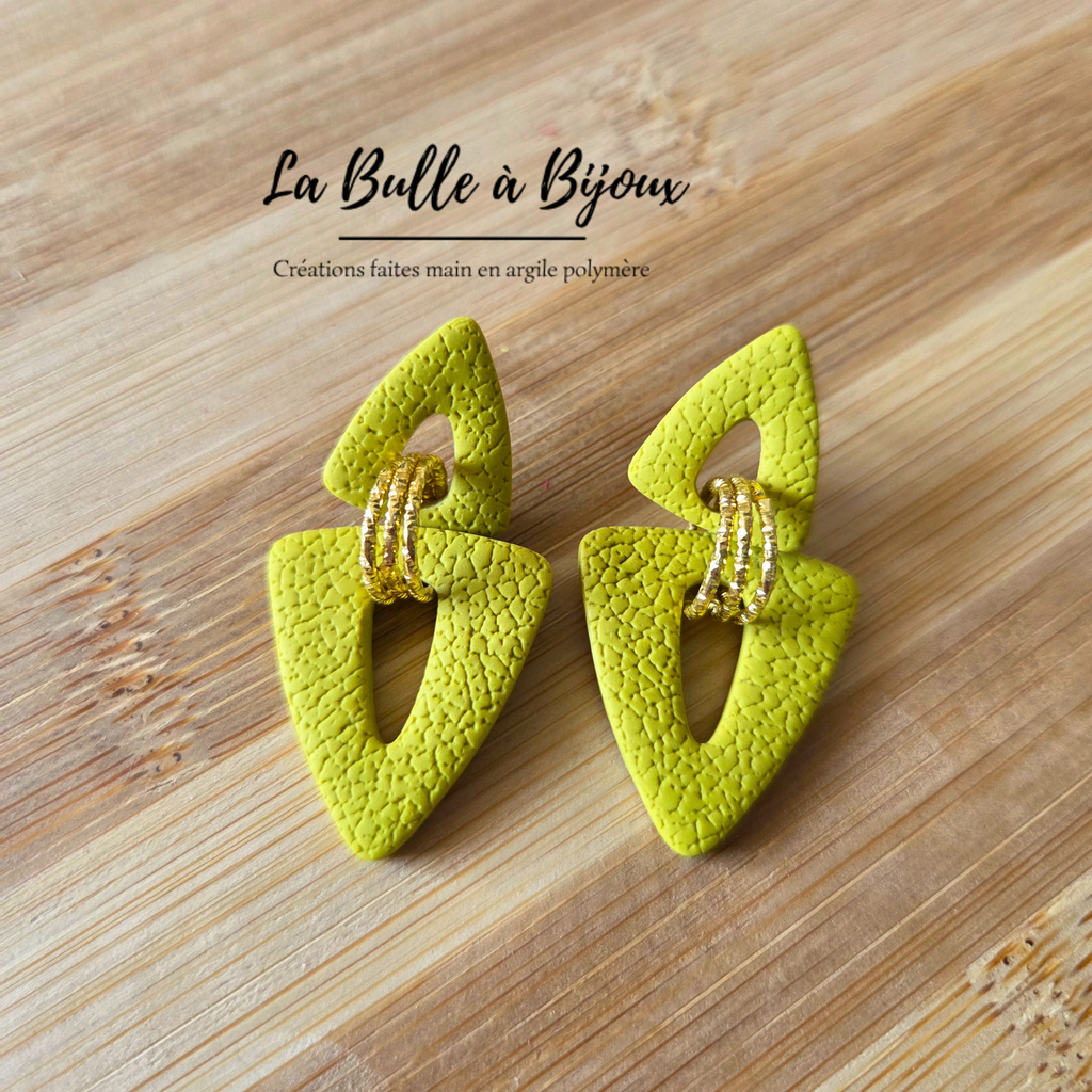 boucle oreille argile polymère double triangle plus petit en haut inversé en bas 3 anneaux de jonction or martelé pour les relier 