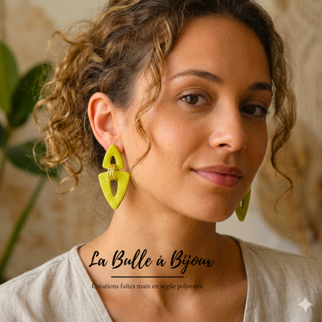 boucle oreille argile polymère double triangle plus petit en haut inversé en bas 3 anneaux de jonction or martelé pour les relier photo portée