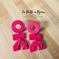 boucle oreille argile polymère rond rectangle arche avec ligne en relief monochrome rouge 