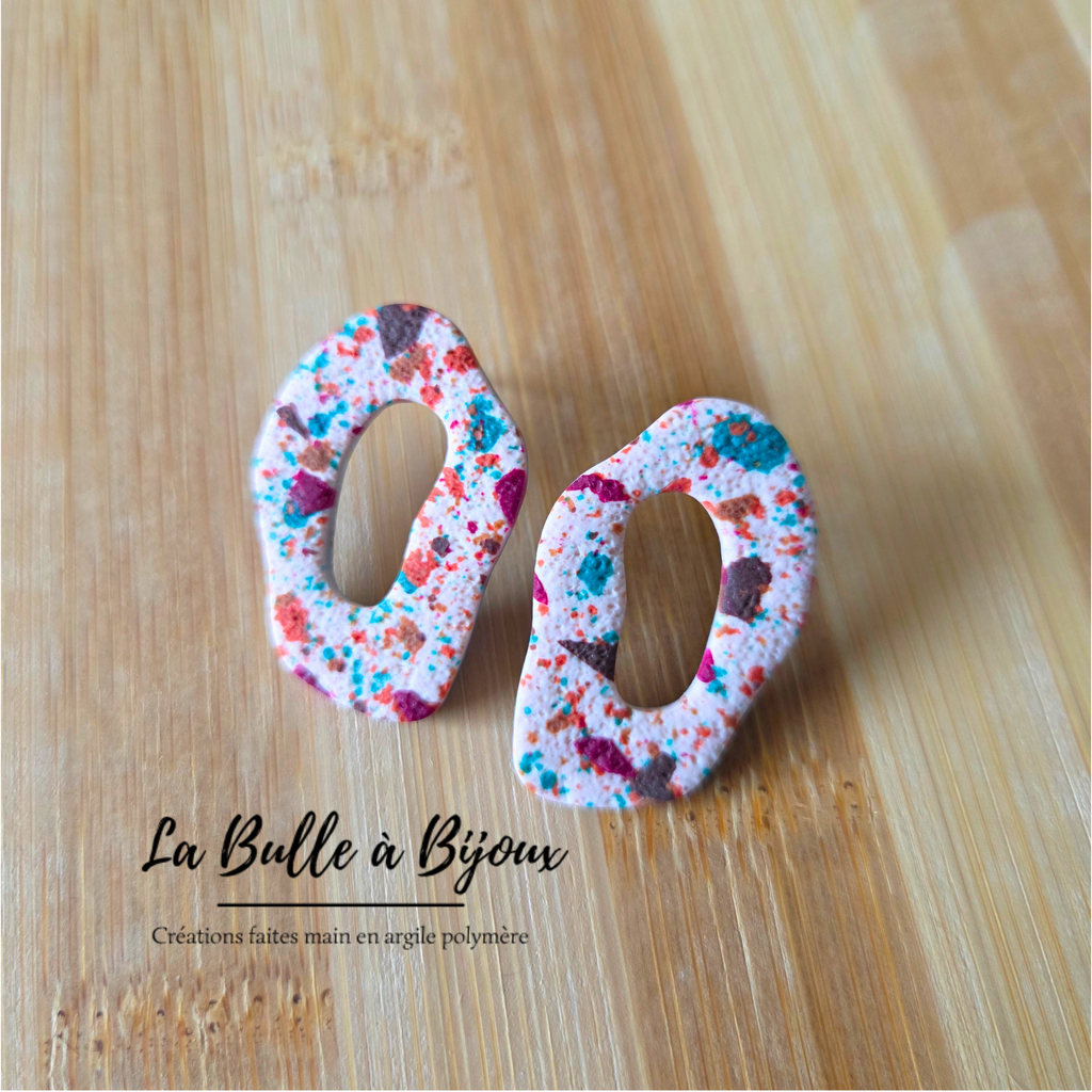boucle oreille argile polymère forme organique hauteur 5 cm fond beige  motif terrazzo vert bordeaux terracotta texture crépi