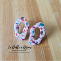 boucle oreille argile polymère forme organique hauteur 5 cm fond beige  motif terrazzo vert bordeaux terracotta texture crépi