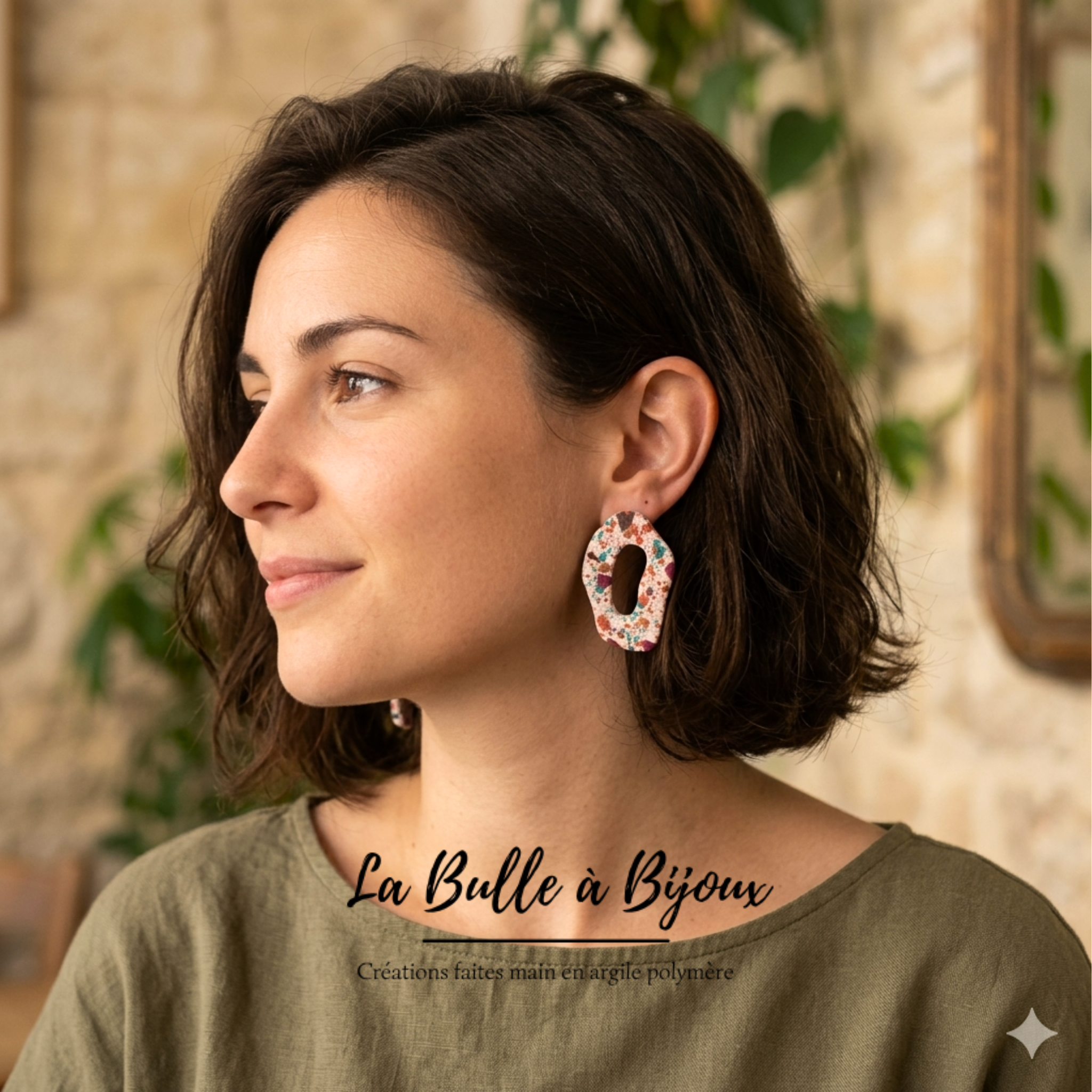 boucle oreille argile polymère forme organique hauteur 5 cm fond beige  motif terrazzo vert bordeaux terracotta texture crépi photo modèle porté